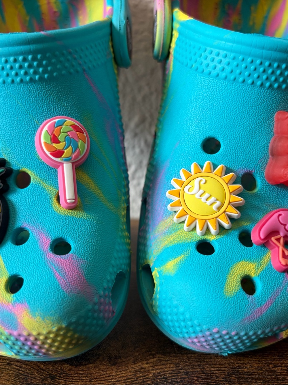 Crocs Girls 11 Classic Marbled Tie Dye Clogs Digital Aqua Multi Unique Charms - Picture 2 of 12